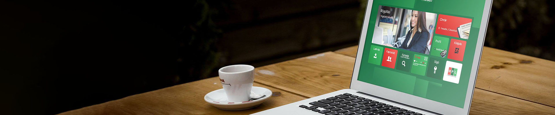 Címiratkitöltő és e-feladójegyzék alkalmazás. A képen egy asztalon egy nyitott laptop és egy kávéscsésze látható. 