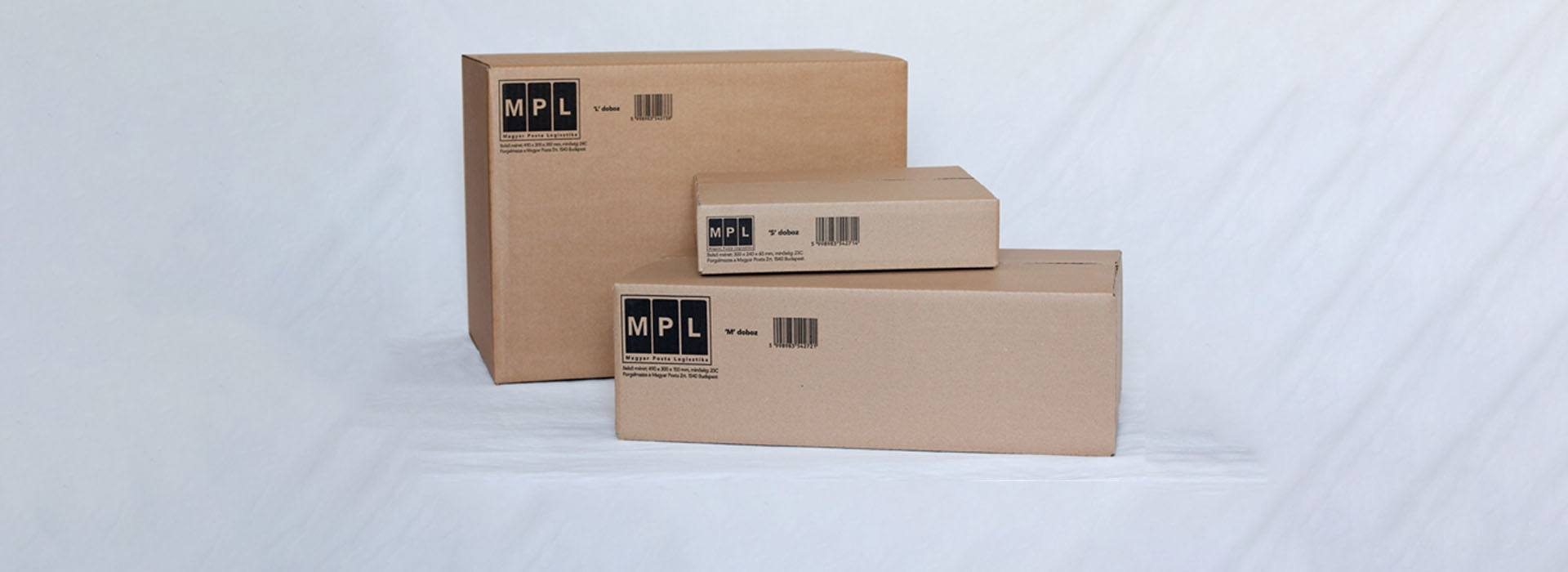 A képen különböző méretű, szabványos MPL felirattal ellátott dobozok láthatóak.