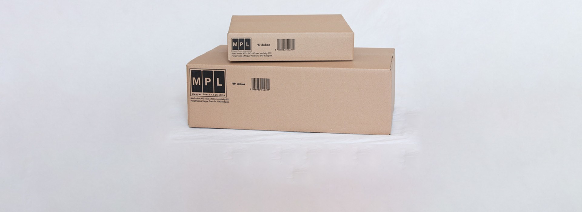 A képen két, különböző méretű, szabványos MPL doboz található.