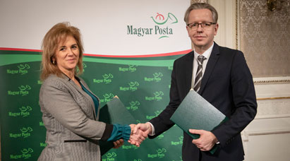 A képen Burján Ildikó, elnök, Postás Szakszervezet és dr. Láng Géza, elnök-vezérigazgató, Magyar Posta Zrt. látható