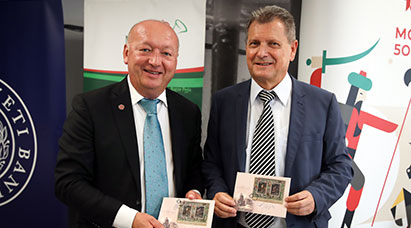 A képen Pávkovics Gábor, Mohács polgármestere és Németh Emil, a Magyar Posta Nyugat-magyarországi Területi igazgatója látható.