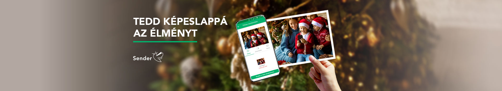 Sender. Tedd képeslappá az élmény. a képen egy család látható egy karácsonyfa előtt, ahogyan néznek egy Sender képeslapot egy mobiltelefonon.