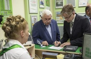 A képen a Magyar Posta logója látható