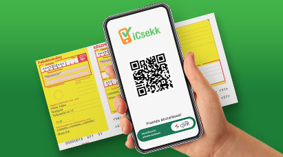 A képen a megújult iCsekk alkalmazázban skennelnek be egy QR kódot