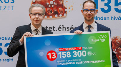 A képen dr. Láng Géza elnök-vezérigazgató és Gáncs Kristóf, az Ökumenikus Segélyszervezet ügyvezető igazgatója látható adományátadás közben