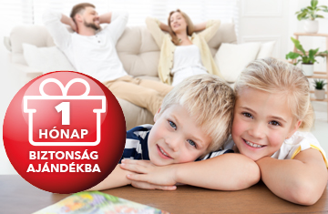 A képen egy testvérpár látható, mögöttük a szüleik ülnek egy kanapén a háttérben