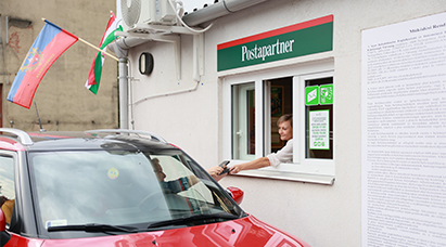 A képen a Nyregyházán nyilt Posta Drive kényelmi szolgáltatás látható