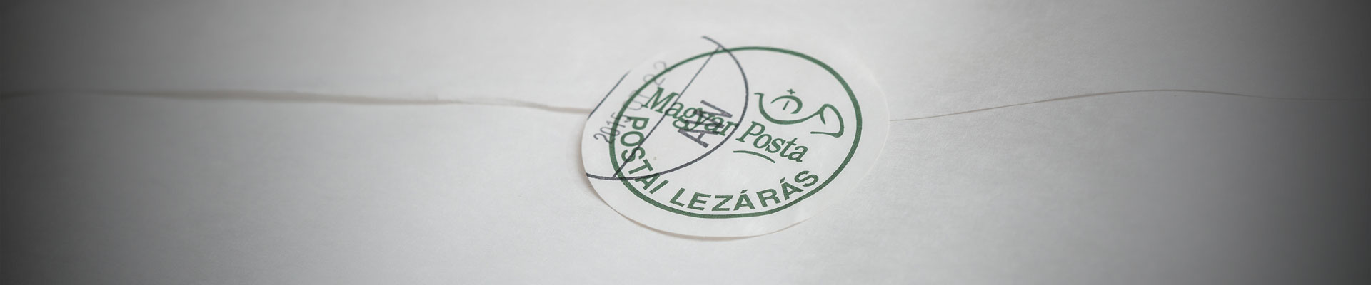A képen egy Postai lezárás feliratú címke látható.
